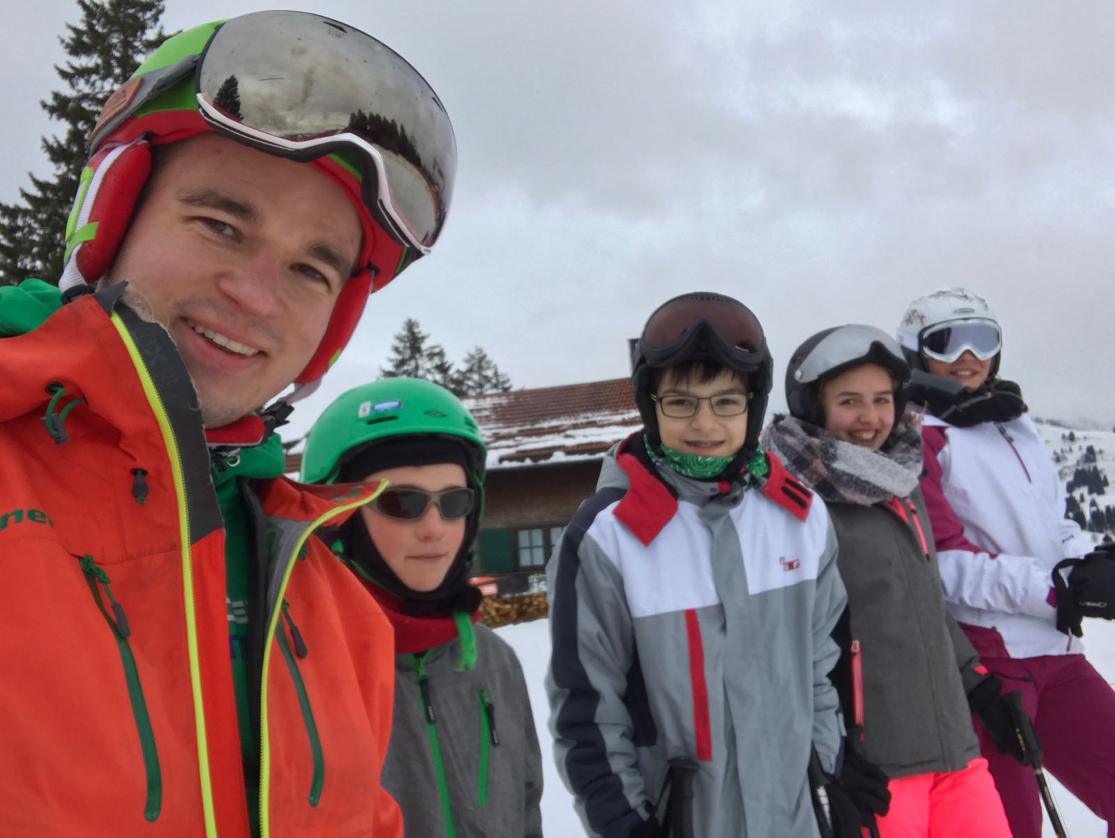 Teenies allein in den Alpen